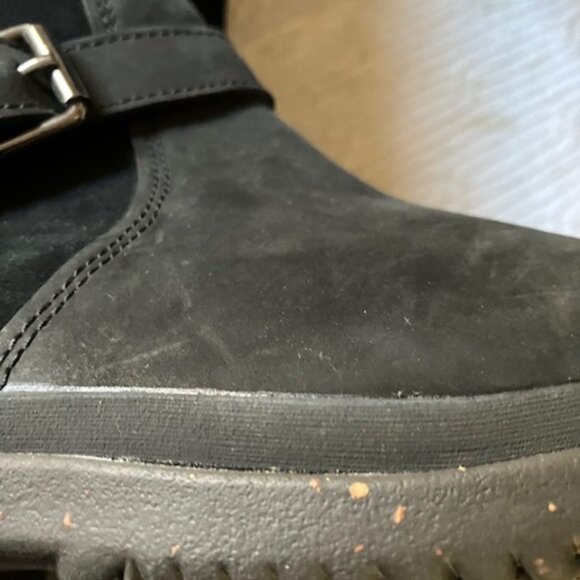 Nice Pair of UGG waterproof boots - Picture 12 of 13